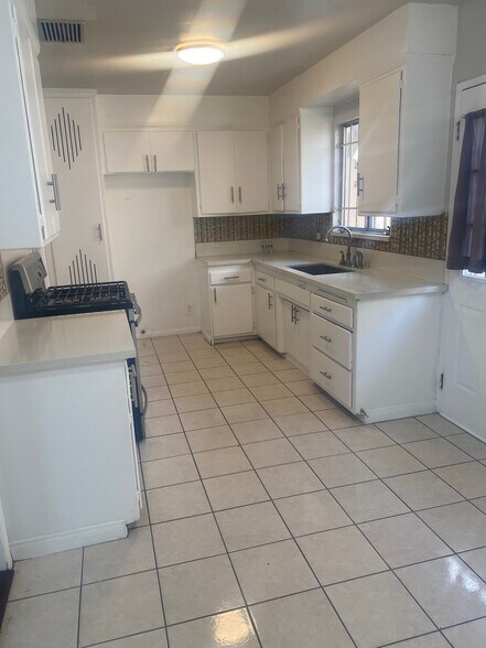 Kitchen - 7921 Crenshaw Blvd