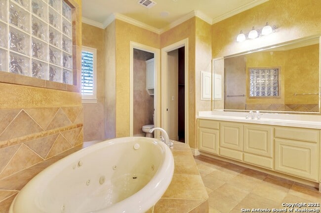 Building Photo - 4 Bedroom/4 Bath Champion Ridge Subdivision