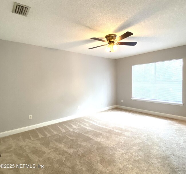 Building Photo - 86069 Pineview Dr