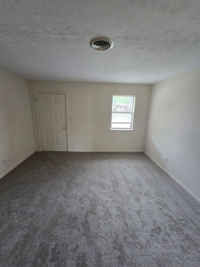 Building Photo - 2 BR DUPLEX in Colonial Heights