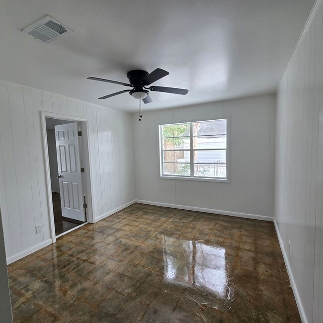 Building Photo - 2/1 Duplex Centrally located and BRAND NEW REMODEL