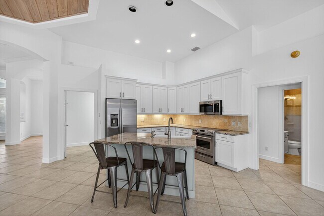 Building Photo - 8401 SE Ketch Ct