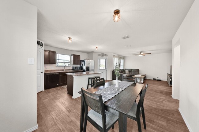Building Photo - Lovely Home Available for Lease!