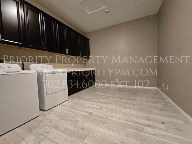 Building Photo - 738 Briar Knoll Dr