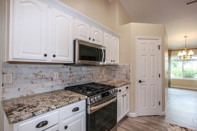 Building Photo - 3 Bedroom Home in Viewpoint East  Applicat...