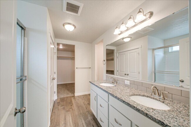 Building Photo - Beautiful 5 Bedroom Home in Nampa, Great Location!