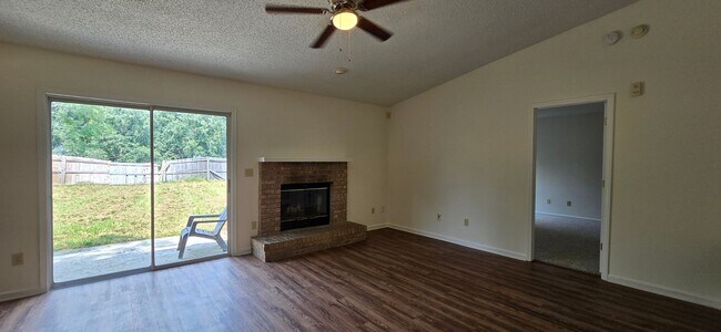 Building Photo - Charming 3 Bed / 2 Bath Home – Pet Friendl...