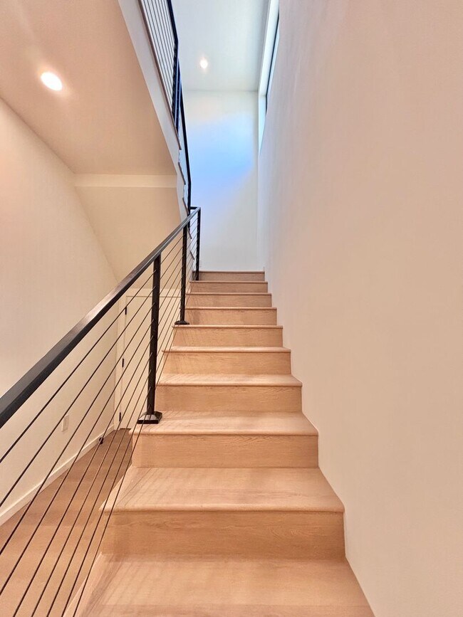 Building Photo - 17852 Saticoy St