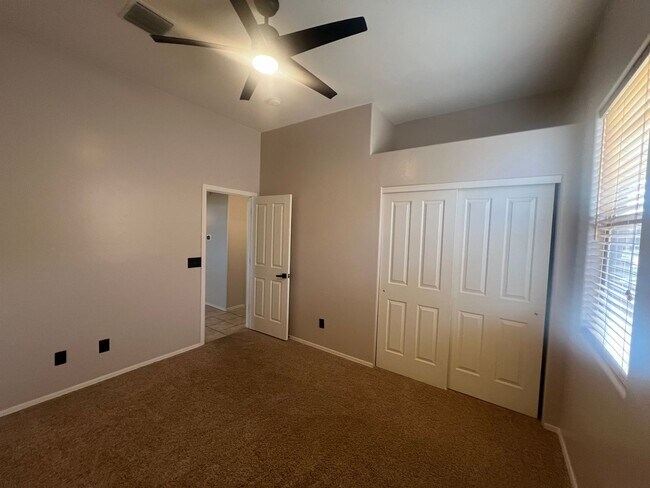 Building Photo - ATTRACTIVE SANTA FE 3 BEDROOM IN VAIL SCHOOL DISTRICT.