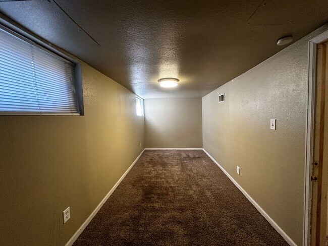 Building Photo - Beautiful 5 Bedroom, 2 Bath in Prime Location Near Campus