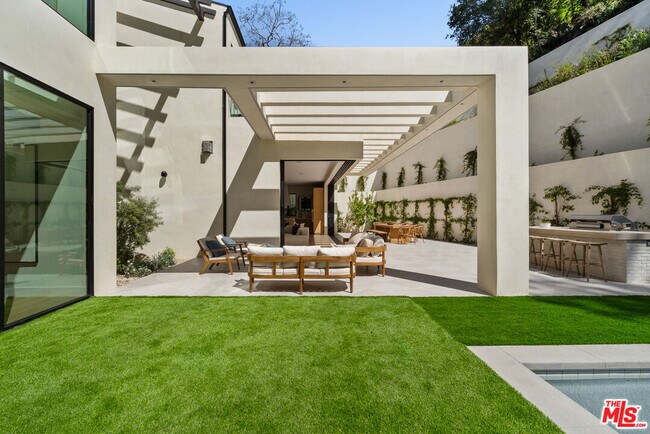 Building Photo - 10950 Verano Rd
