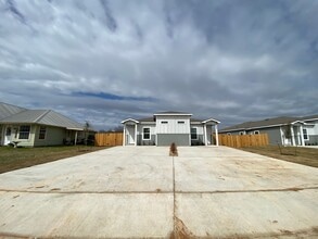 Building Photo - Beautiful Duplex in Seguin!