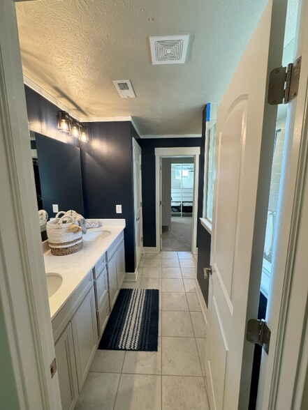 Building Photo - 5264 Veranda Dr