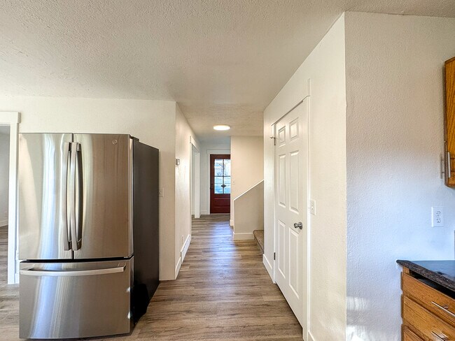 Building Photo - 1340 E Navajo Dr