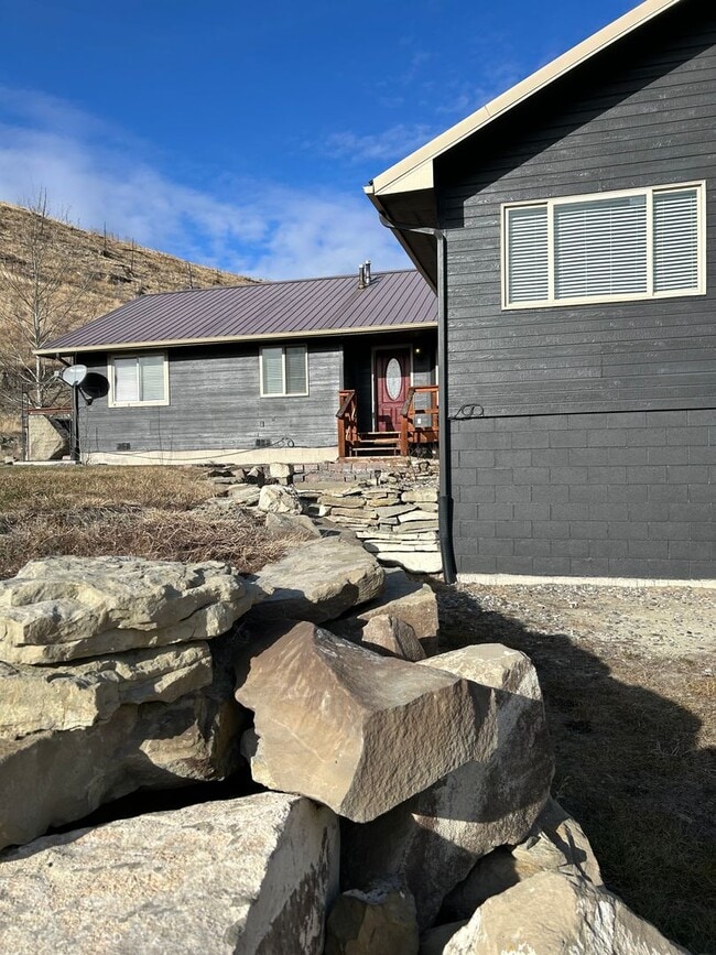 Building Photo - Beautiful 10 Acre Property Columbus, MT!