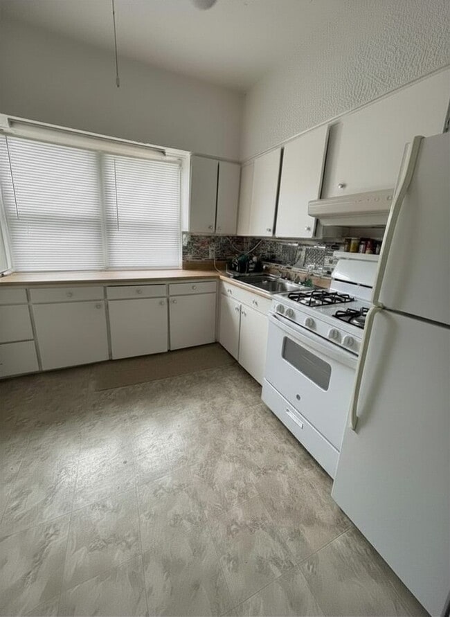 Building Photo - Spacious 3 bedroom, 1 bathroom House