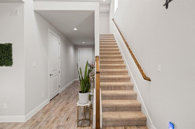 Building Photo - 129 Stone Cyn Dr