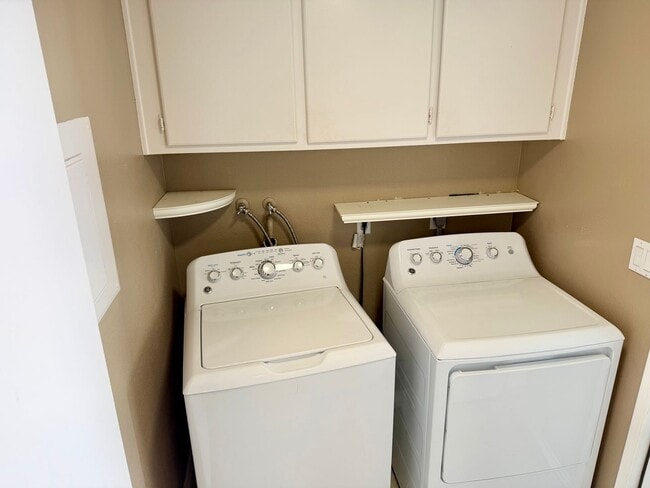 Building Photo - Updated 2 Bedroom Home with Garage & Community Amenities