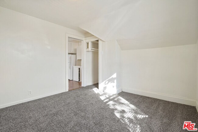 Building Photo - 351 Temple Ave