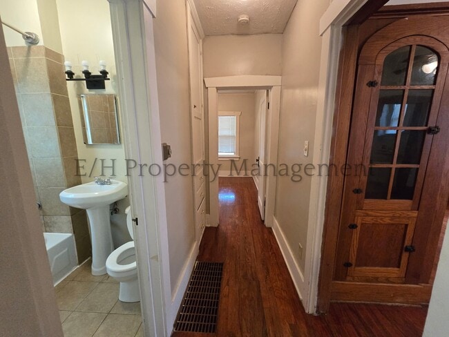 Building Photo - 615 S Volutsia Ave
