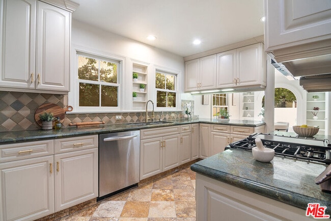 Building Photo - 121 S Poinsettia Pl