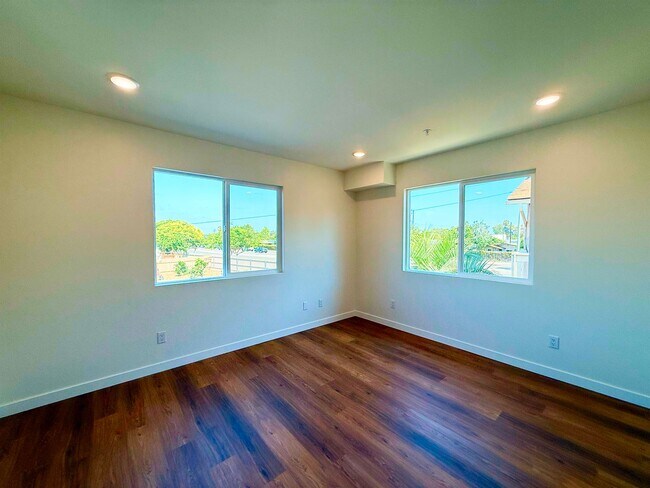 Building Photo - Welcome to Your Cozy and Modern Upstairs A...