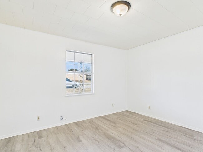 Building Photo - 100 NW Hills Dr