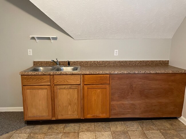 Building Photo - Recently Updated - Upper One Bedroom with Washer/Dryer!