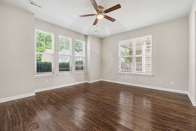 Building Photo - Must See 3BR/2.5BA Home in East Point!
