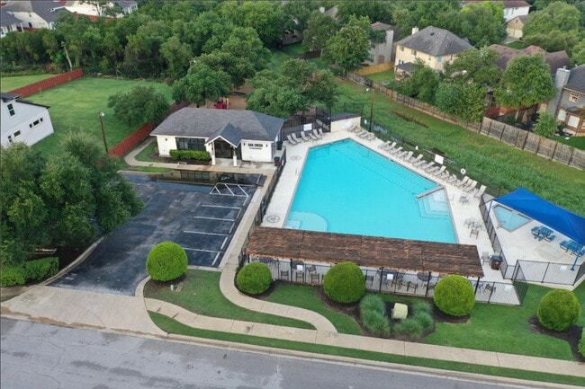 Building Photo - 2310 Falcon Dr