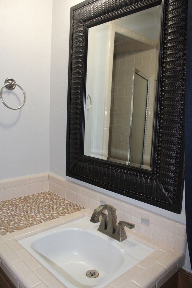 Building Photo - Huge Playroom - Family Room!