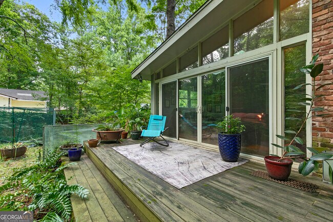 Building Photo - 1232 Bernadette Ln NE