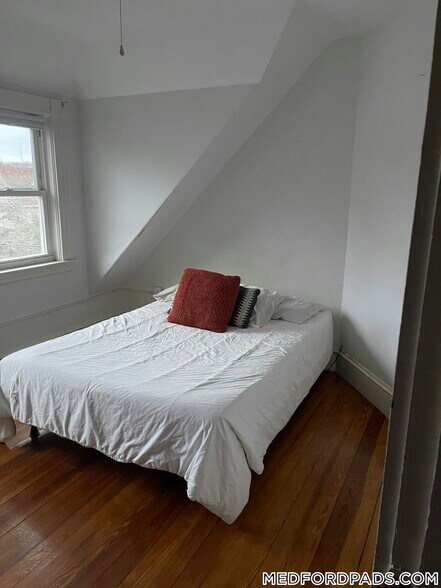 Building Photo - 124 Forest St