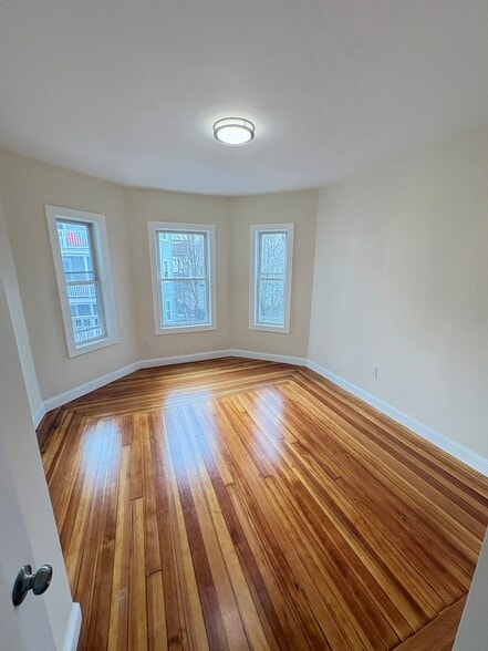 Building Photo - 7 Lowell Cir