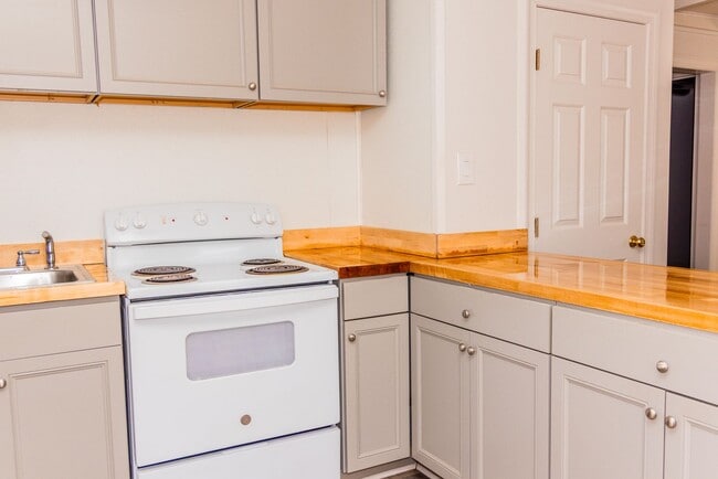 Building Photo - Located Near Regency Mall- A MUST See!