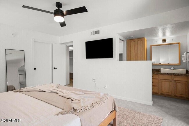 Building Photo - 3915 E Larkspur Dr