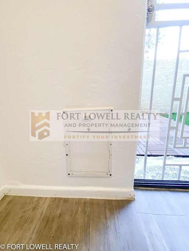 Building Photo - 2 Bed 2.5 Bath Townhome