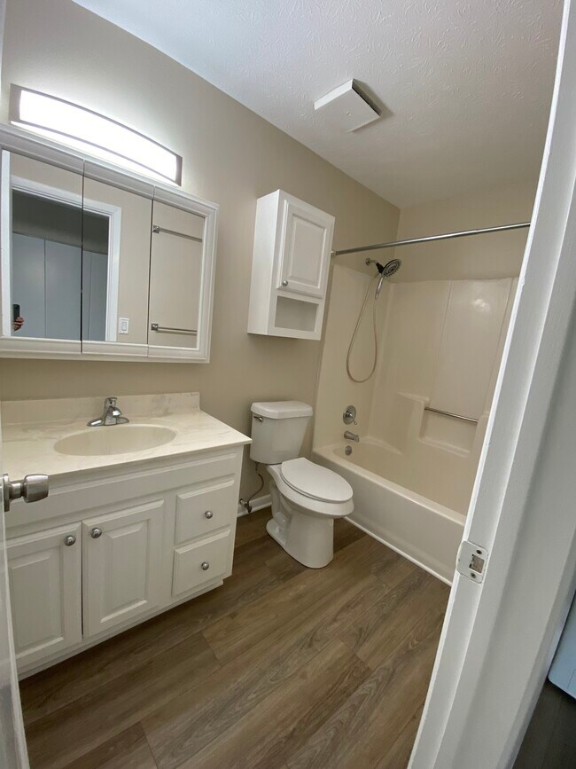 Building Photo - 869 W Huron Rd