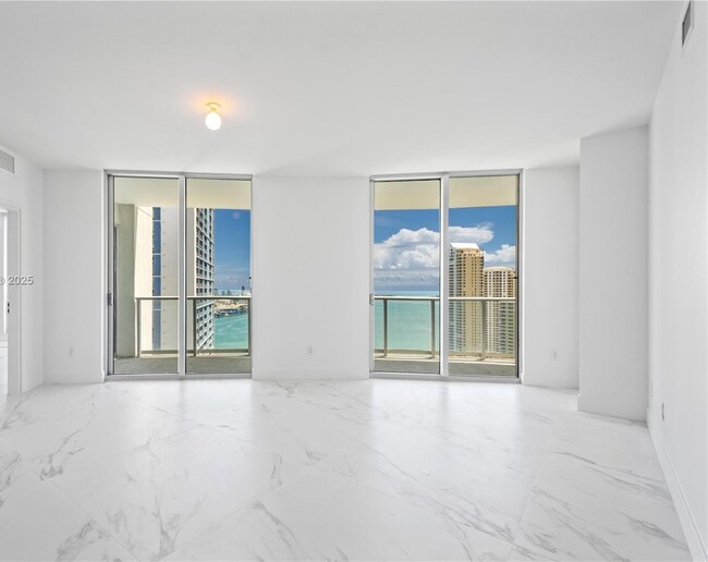 Building Photo - 300 S BISCAYNE Blvd