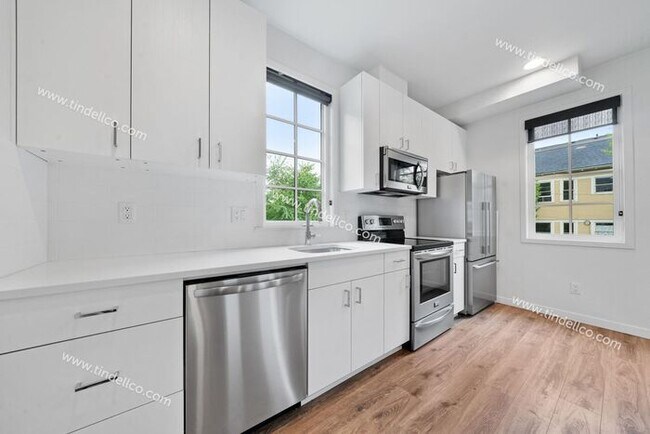 Building Photo - Sleek 3-Level Townhome in Hosford-Abernethy – Pet Friendly with W/S/G Included! Available Now!