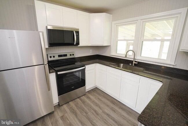 Building Photo - 737 Magnolia Dr