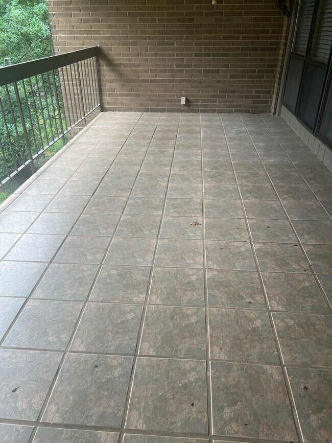 Building Photo - Knoxville 37923 - 2 bedroom, 2 bath condo ...