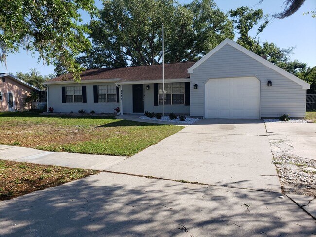 Building Photo - Annual Rental: Fully Remodeled! Charming Single-family Home with Single car garage