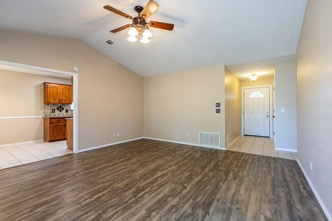 Building Photo - 3 Bed | 2 Bath in Broken Arrow!