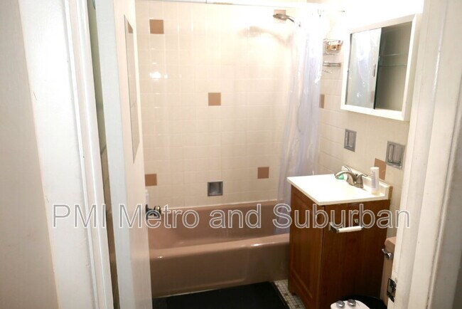 Building Photo - 828 N Austin Blvd