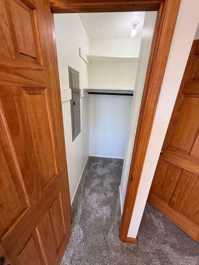 Building Photo - 3 Bed 2 Bath Large Semi-Rural Modern Beautiful Home