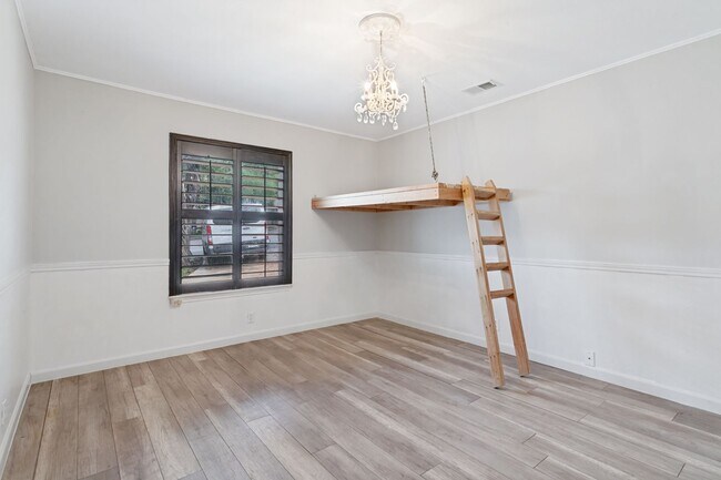 Building Photo - RENOVATED 3-BEDROOM HOME IN BRAUN STATION
