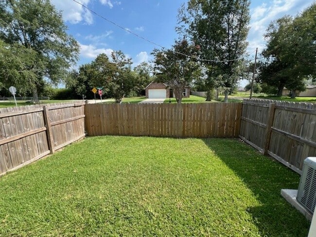 Building Photo - 3B/2.5B Townhome Available in Lake Charles