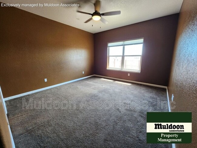 Building Photo - 326 N Longmont Dr