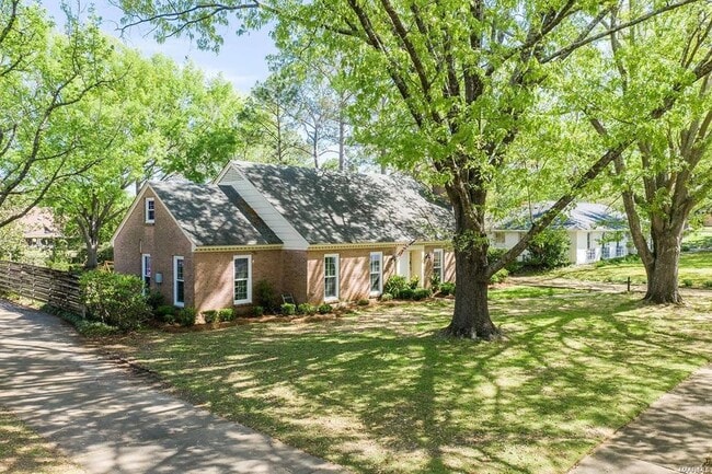 Building Photo - 2925 Fernway Dr